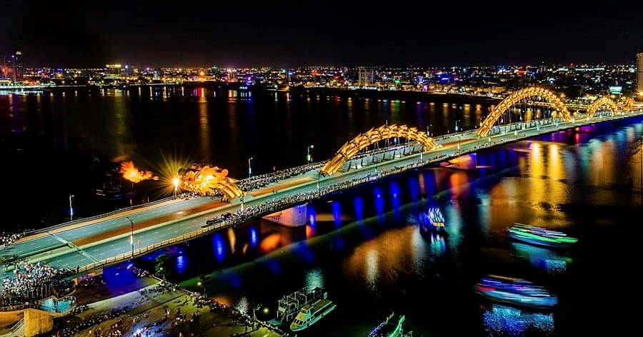 Cầu Rồng phun lửa và phun nước ở Đà Nẵng vào mỗi cuối tuần