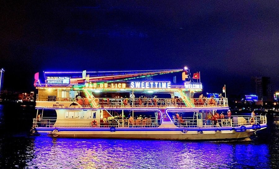 Du thuyền trên sông Hàn là một trải nghiệm thú vị ở Đà nẵng khi đêm về