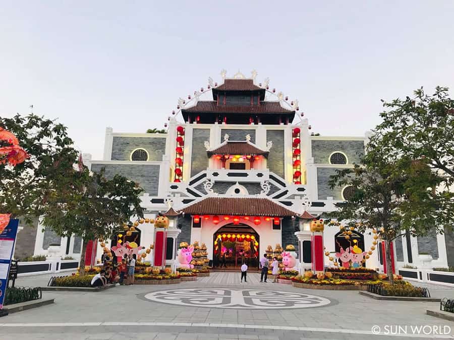 Cổng thành Công viên Châu Á rực rỡ