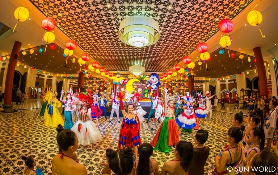 Các nghệ sĩ hô biến Công viên Châu Á trở thành sân khấu khổng lồ với những vũ điệu Manipuri độc đáo từ Ấn Độ cùng nhiều màn trình diễn đặc sắc