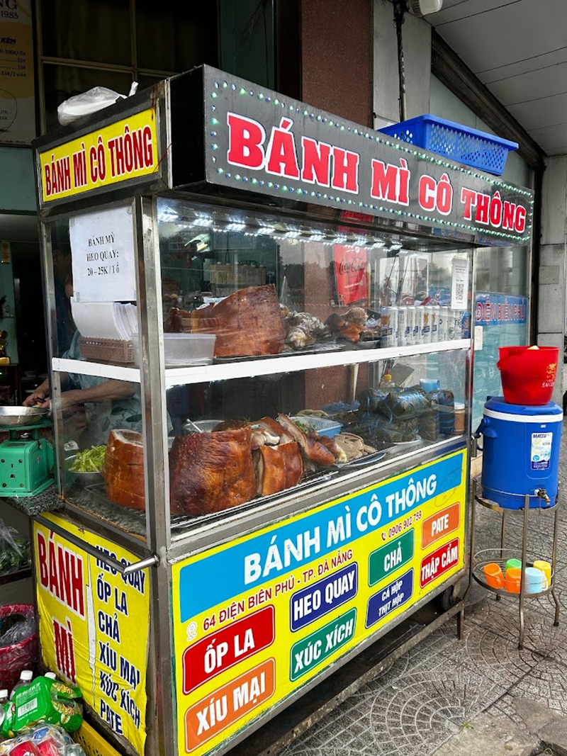 Quán bánh mì chảo cô Thông nằm ngay bên đường Điện Biên Phủ là địa chỉ quen thuộc của người dân Đà thành (Nguồn: googleusercontent)