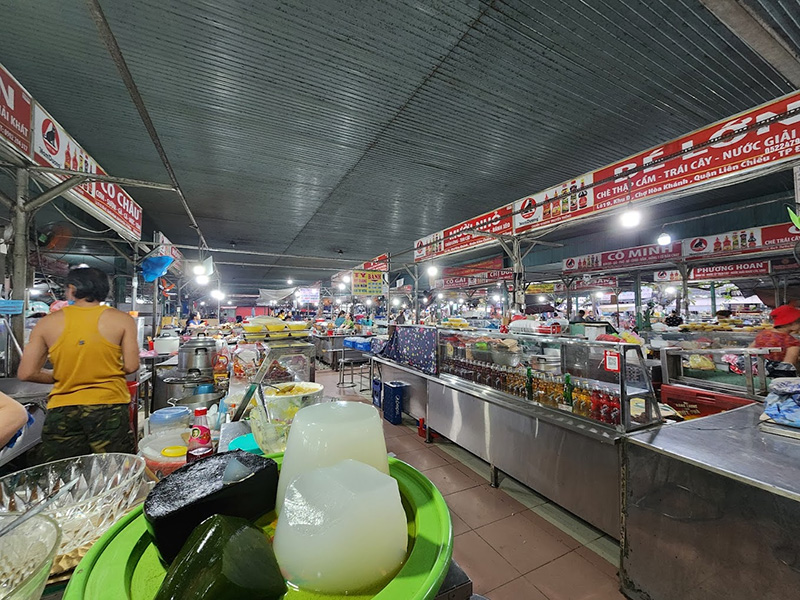 Khu vực ẩm thực tại chợ Hoà Khánh