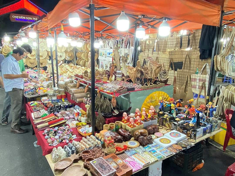Các gian hàng tại chợ đêm Sơn Trà