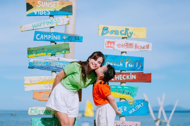 Những tấm bảng rực rỡ màu sắc là background yêu thích của nhiều du khách khi đến Chợ Cá Gỗ