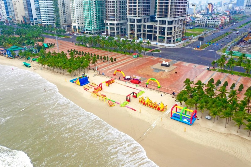 Khu nhà phao bãi biển vui nhộn trên bãi tắm Phạm Văn Đồng 