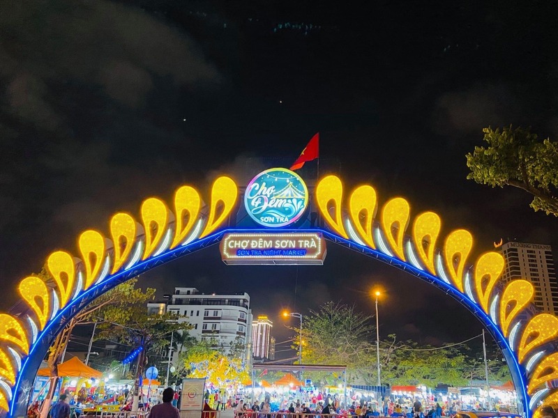 Chợ đêm Sơn Trà là địa điểm vui chơi, ăn uống nhộn nhịp về đêm ở Đà Nẵng