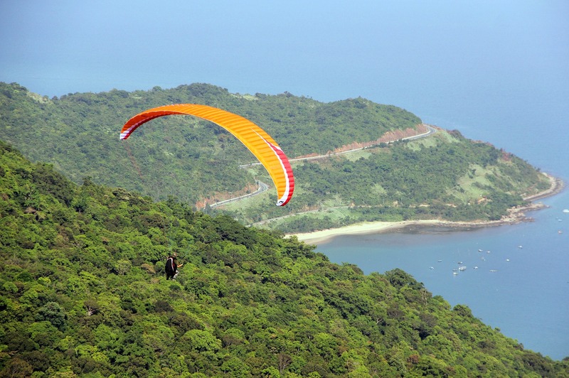 Du khách sẽ được bay dù lượn từ trên cao, thu trọn vào mắt toàn cảnh bán đảo Sơn Trà
