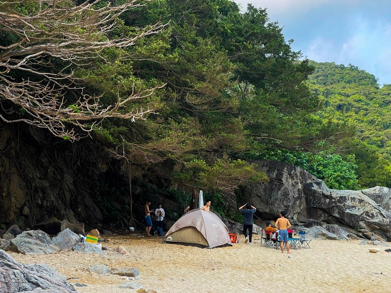 Cắm trại giữa thiên nhiên Sơn Trà là hoạt động được nhiều du khách yêu thích "du lịch bụi" săn đón