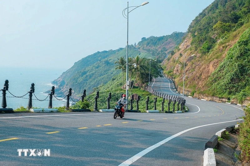 Cung đường Hoàng Sa uốn lượn bao quanh bán đảo Sơn Trà với tầm nhìn hướng biển kỳ vĩ