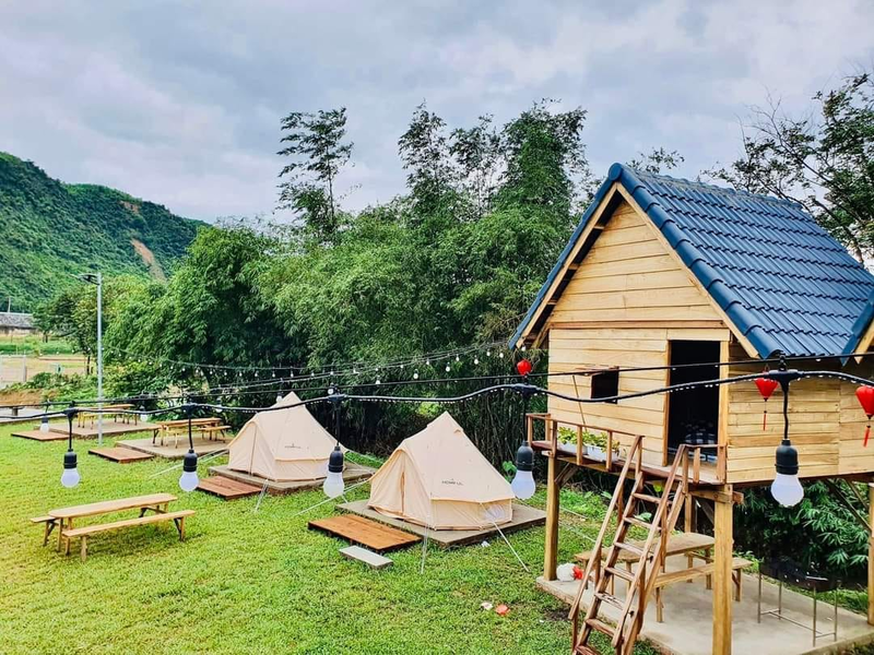 Bạn có thể chọn lều hoặc nhà sàn tùy theo sở thích và mong muốn cá nhân để lưu trú qua đêm tại Nam Yên Village (Nguồn: googleusercontent)