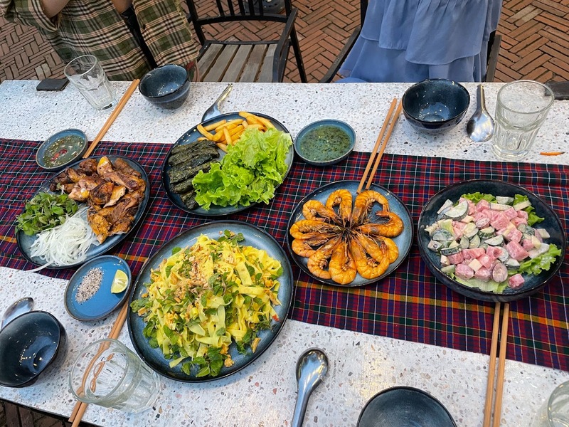Bữa ăn tối đẹp mắt và ngon miệng của Yên Retreat dành cho 4 người. (Nguồn: googleusercontent)