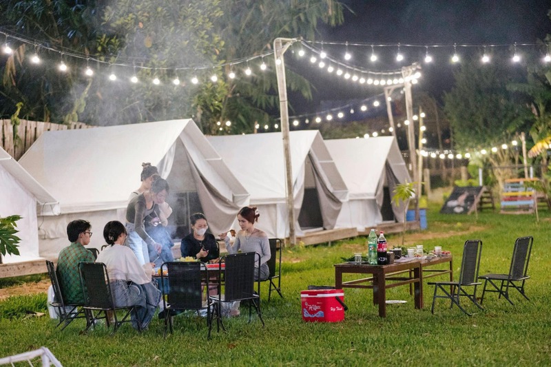 Các gia đình quây quần và nướng BBQ ở khoảng sân cỏ trước khu vực cắm lều trại (Nguồn: Đủng Đỉnh Camping)