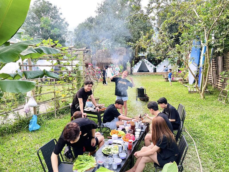 Du khách ăn uống, trò chuyện vui vẻ tại Nam Yên Camping (Nguồn: Nam Yên Camping)