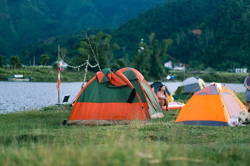 Du khách có thể mang theo những loại lều trại xếp để ngủ lại qua đêm tại khu cắm trại Hòa Bắc (Nguồn: googleusercontent)