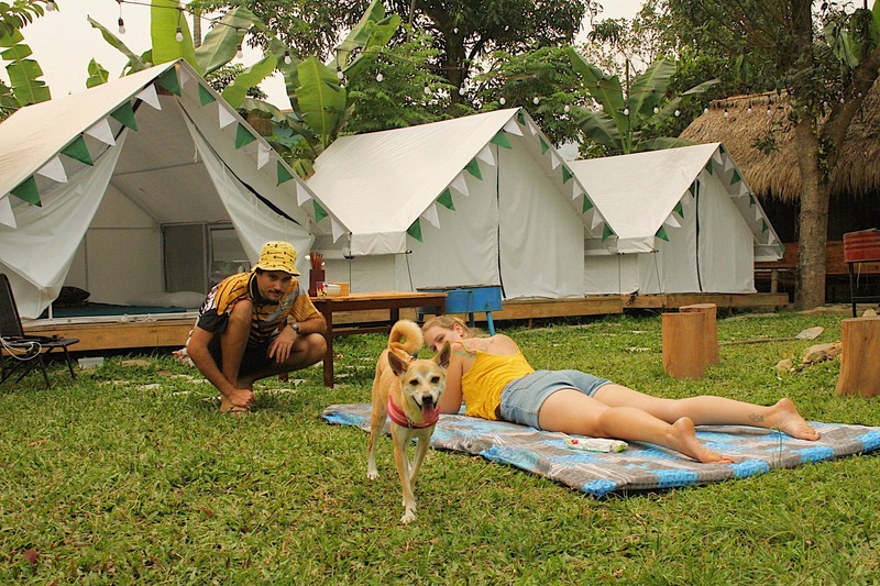 Du khách có thể tận dụng tối đa khoảng sân trước lều trại để thực hiện các hoạt động mà mình muốn như đọc sách, tắm nắng… (Nguồn: Nam Yên Camping)