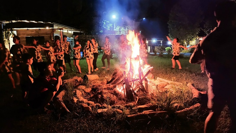 Khoảnh khắc đốt lửa trại sôi nổi của du khách khi ghé thăm Đủng Đỉnh Camping (Nguồn: googleusercontent)