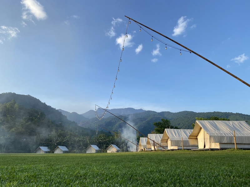 Khu cắm trại, nghỉ dưỡng Yên Retreat tọa lạc giữa núi đồi mang lại cảm giác bình yên, thanh lọc tâm trí cho du khách khi lần đầu đặt chân đến (Nguồn: googleusercontent)
