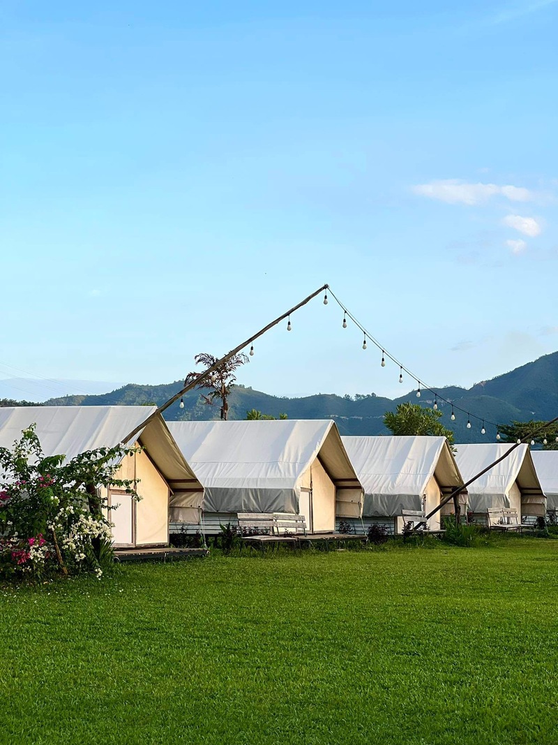 Lều trại Mông Cổ sạch sẽ, thoáng mát, trang bị đầy đủ tiện nghi tại Yên Retreat. (Nguồn: googleusercontent)