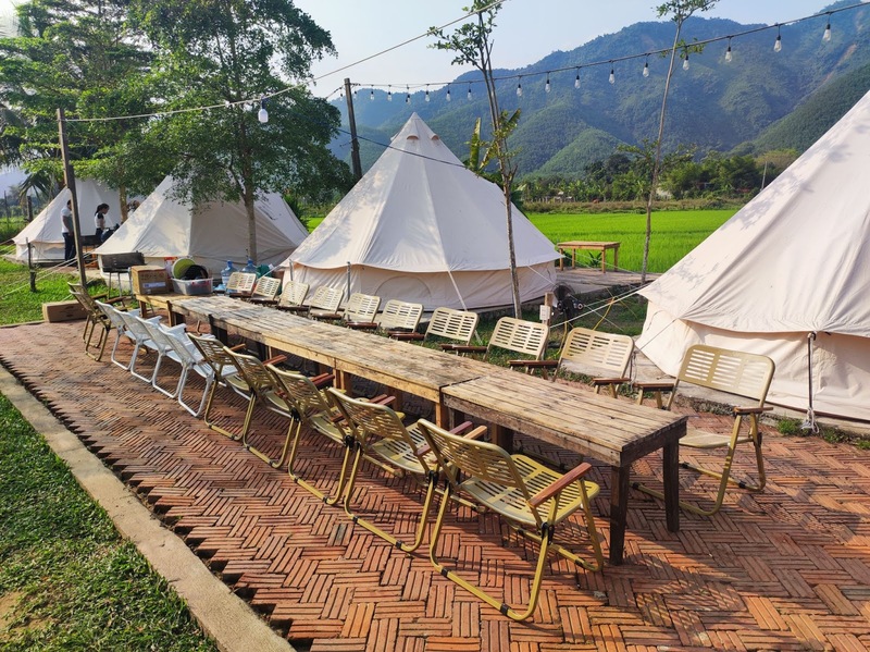 Ở trước mỗi lều trại đều có các bộ bàn ghế để du khách có thể ngồi thưởng thức món ăn hoặc uống cà phê và trò chuyện cùng nhau (Nguồn: Hoà Bắc Ecolodge)